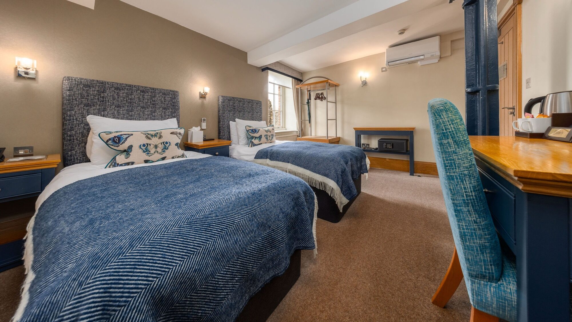 The Deluxe Twin room at Ennios